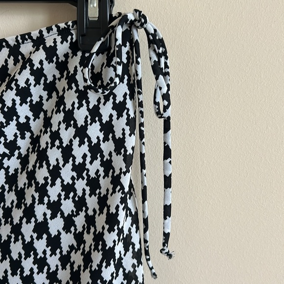 A. Byer Black and White Geometrical Midi Skirt Size Medium - Picture 4 of 6